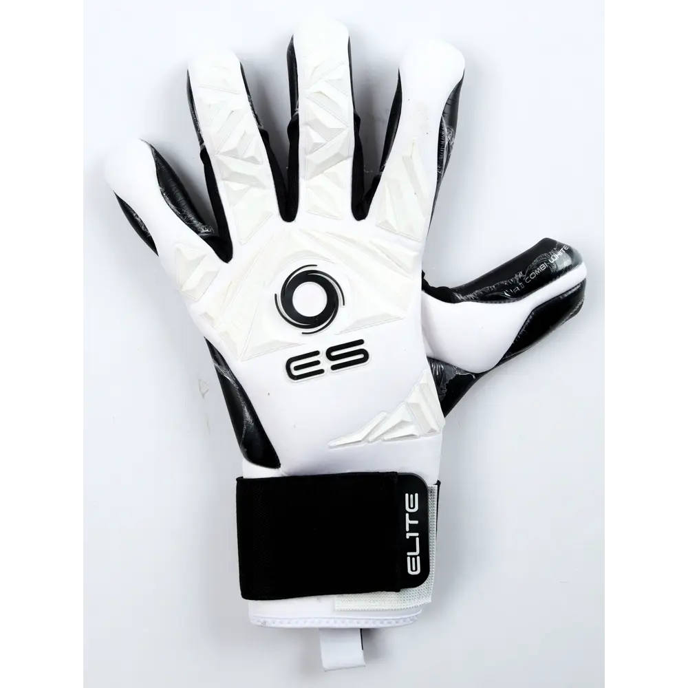 Thibaut Courtois Signed Glove product image 2, provided for visual reference and product detail review