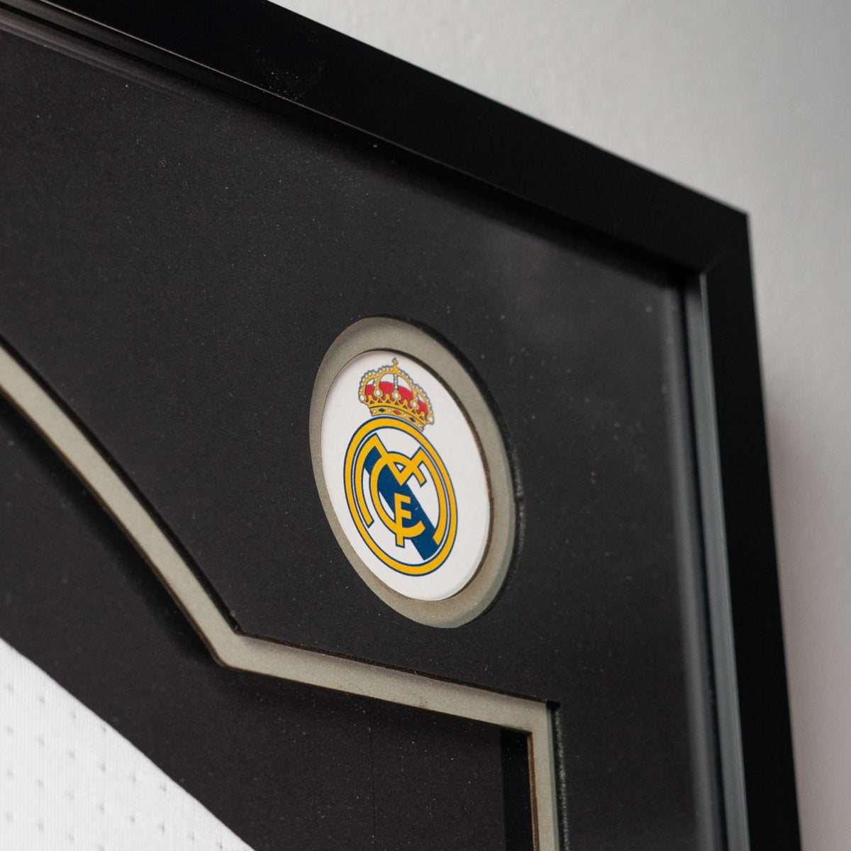 Karim Benzema Signed Real Madrid Jersey product image 4, provided for visual reference and product detail review